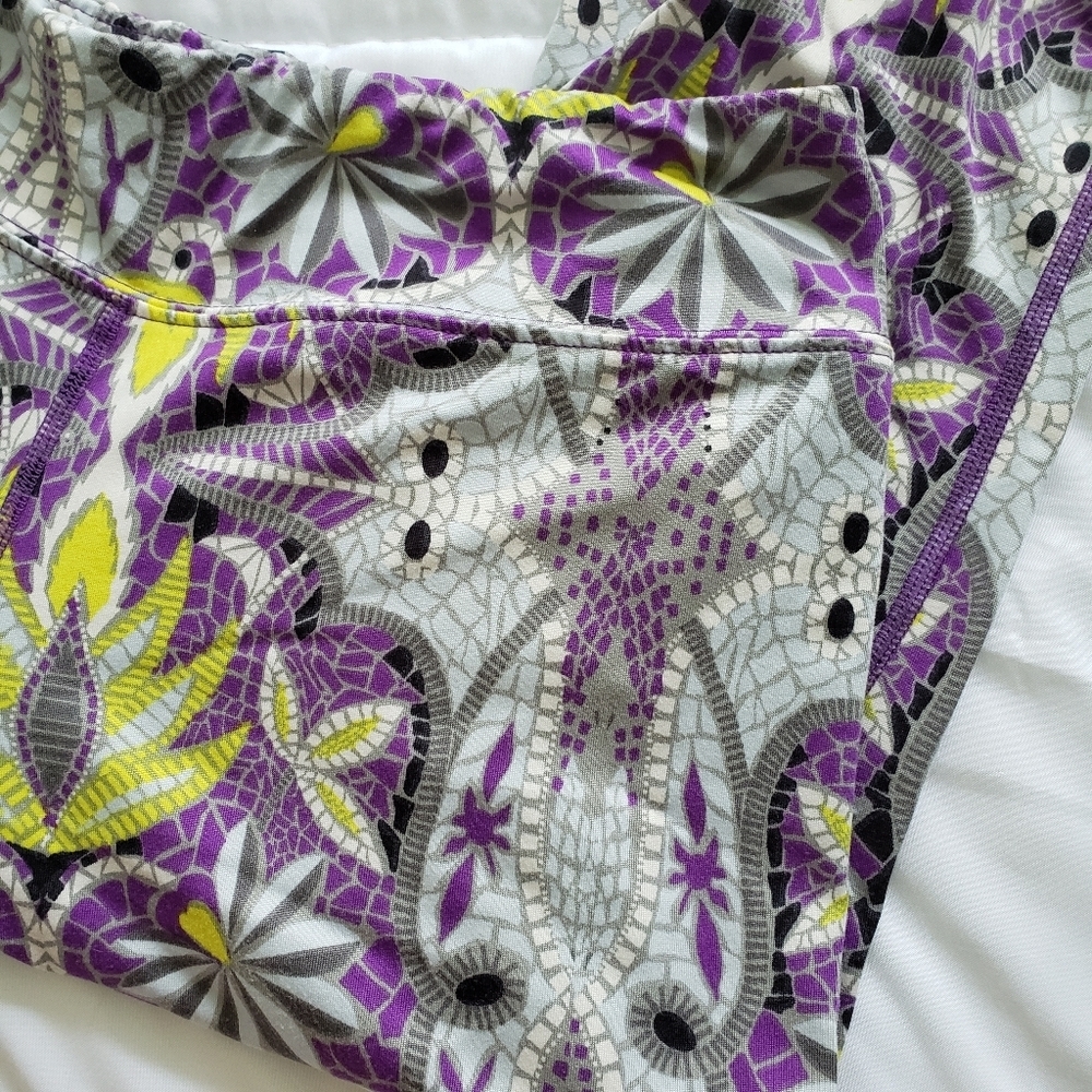Sz Medium lola by AFG Capri Leggings Geometric Mosaic Pattern
